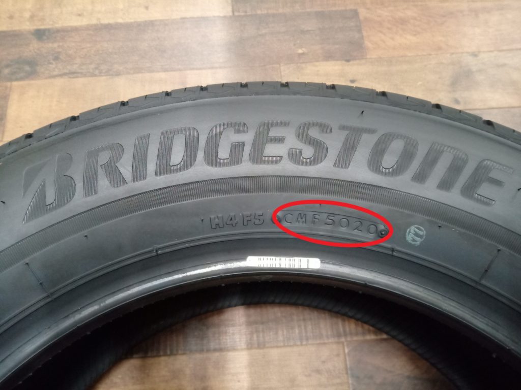 タイヤのサイドウォールに表記されている製造番号（セリアルナンバー）の位置を赤丸で示す
