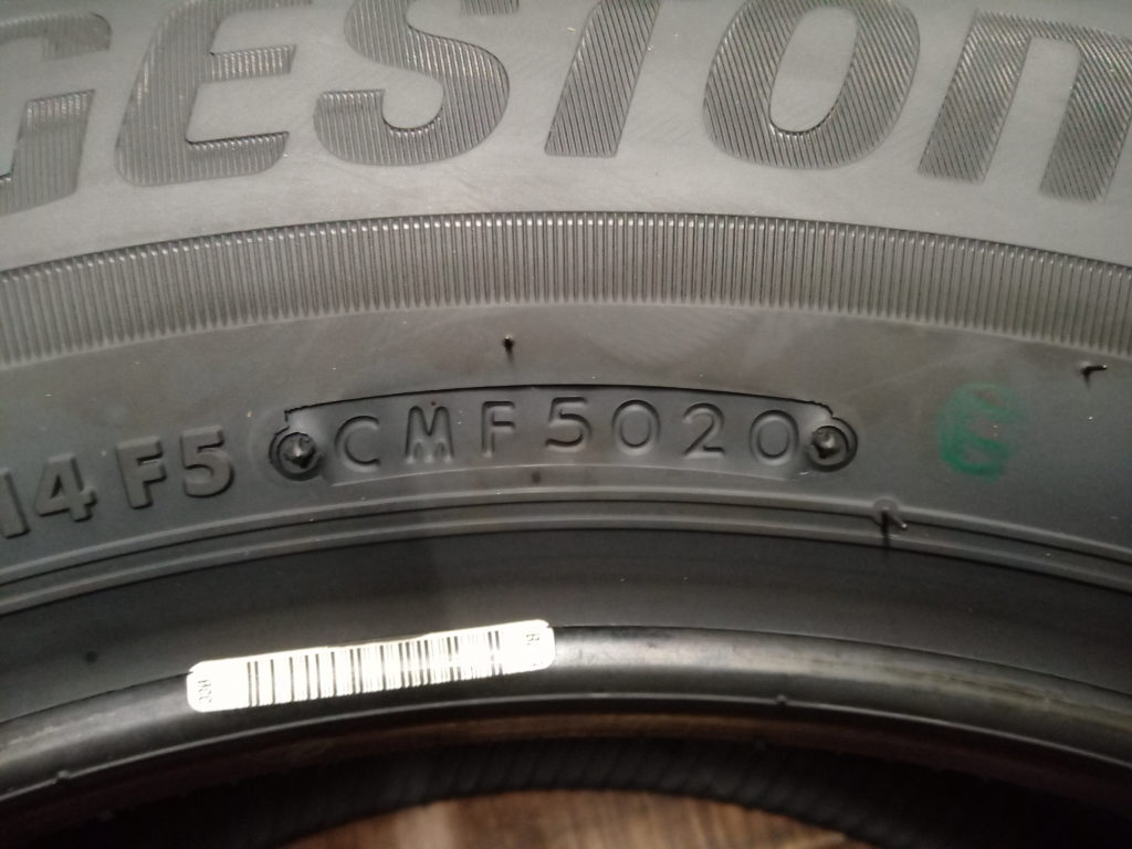 タイヤのサイドウォールに表記されている製造番号（セリアルナンバー）のズーム