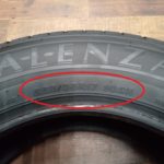 タイヤのサイドウォールに表記されているサイズの位置を赤丸で示す